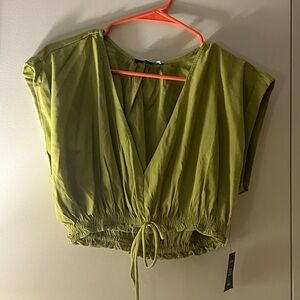 Lulu’s cropped green v-neck with ruched bottom